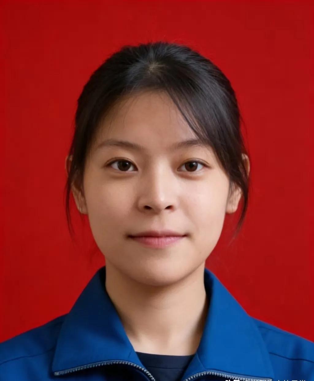 格桑白珍，女，藏族，2000年出生，中共党员，中国空军第12批女飞行员，空军西安