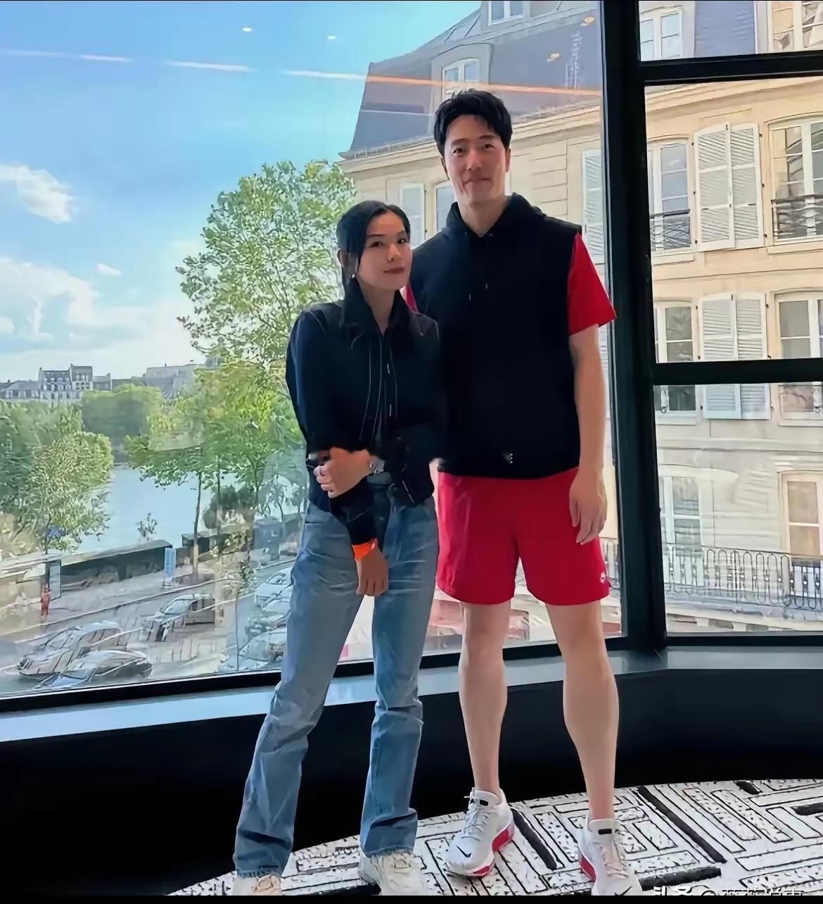 刘翔买断工龄后，最高兴的不是他自己，而是妻子吴莎，她实在太心疼刘翔了。此前刘翔一
