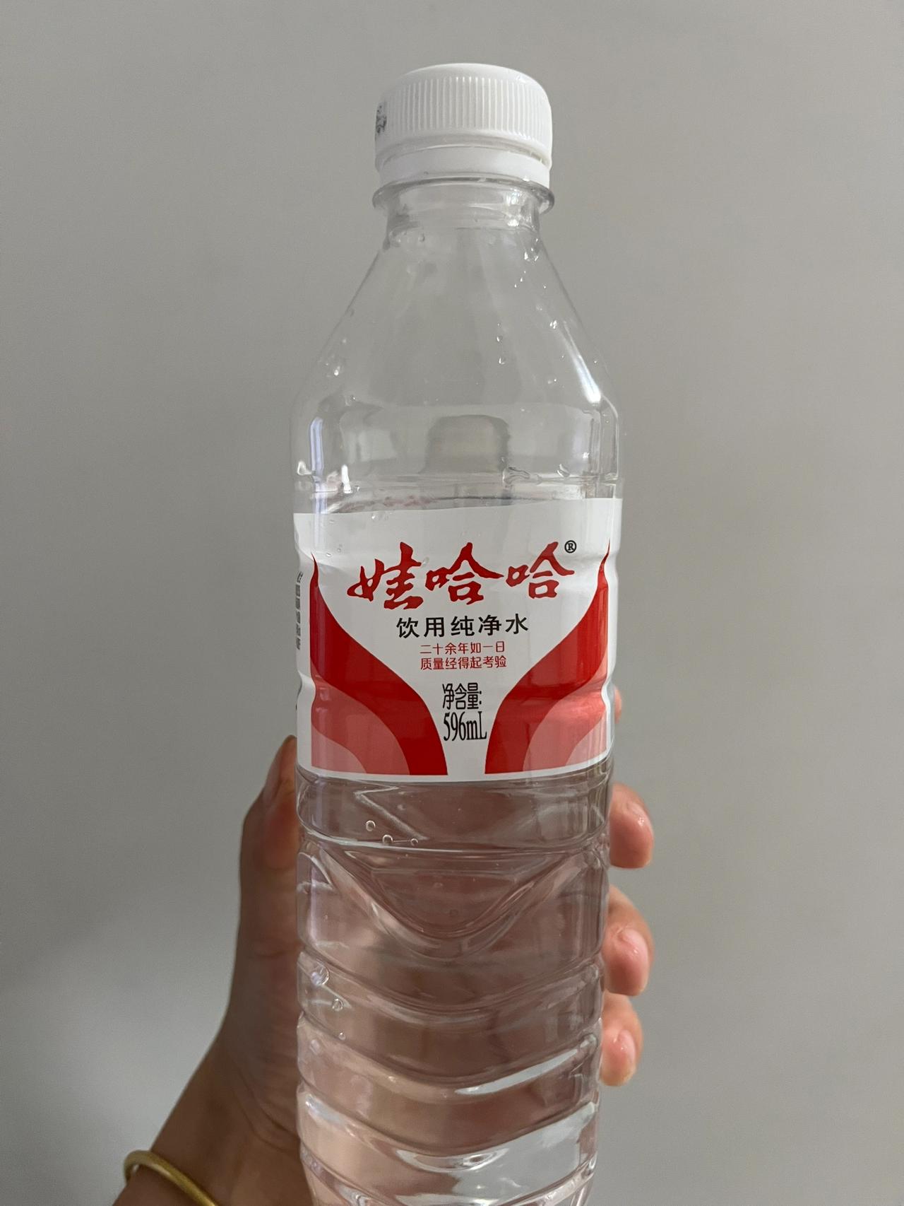 终于弄明白了为什么超市很少看见娃哈哈了。不是水有问题，也不是要倒闭了，而是两