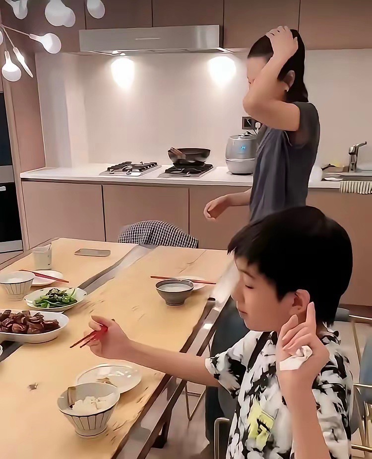 有点无法理解董洁，餐桌中间为啥要留一道缝，除了让盘子散热快一点，好像也没啥太大作