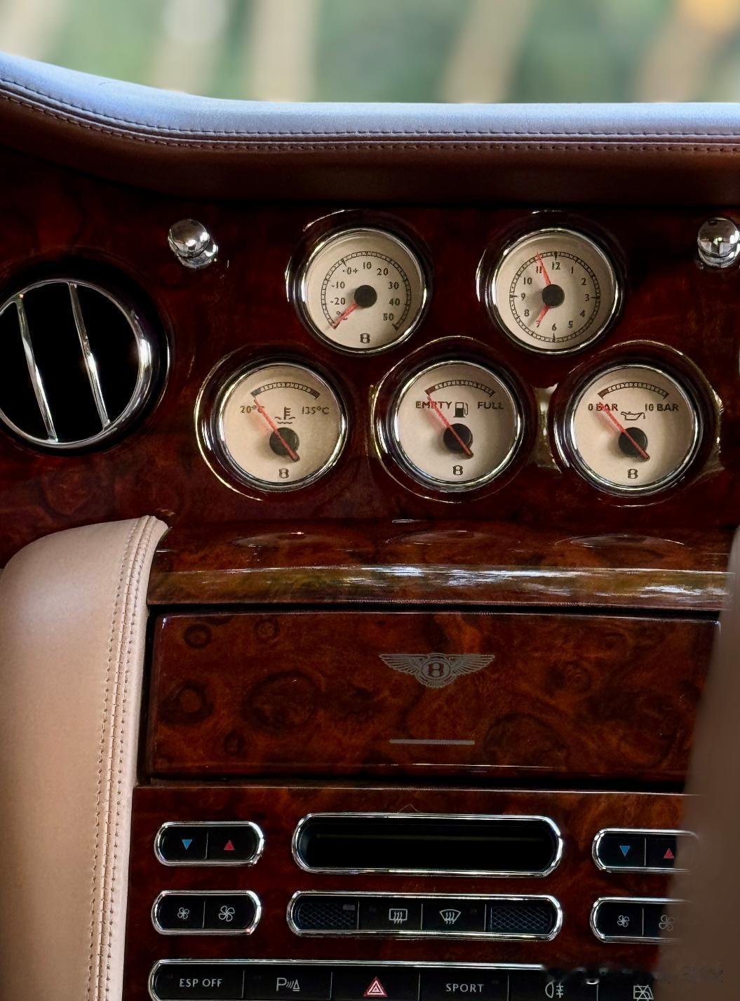 豪华，不需要一整块iPad贴在中控上“会呼吸的仪表盘”是电子时代再难复制的质感