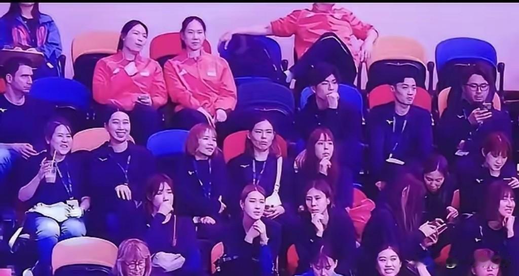【她们一定很失望吧】本以为，日本女排输给巴西后，会立马打道回府。结果没有。