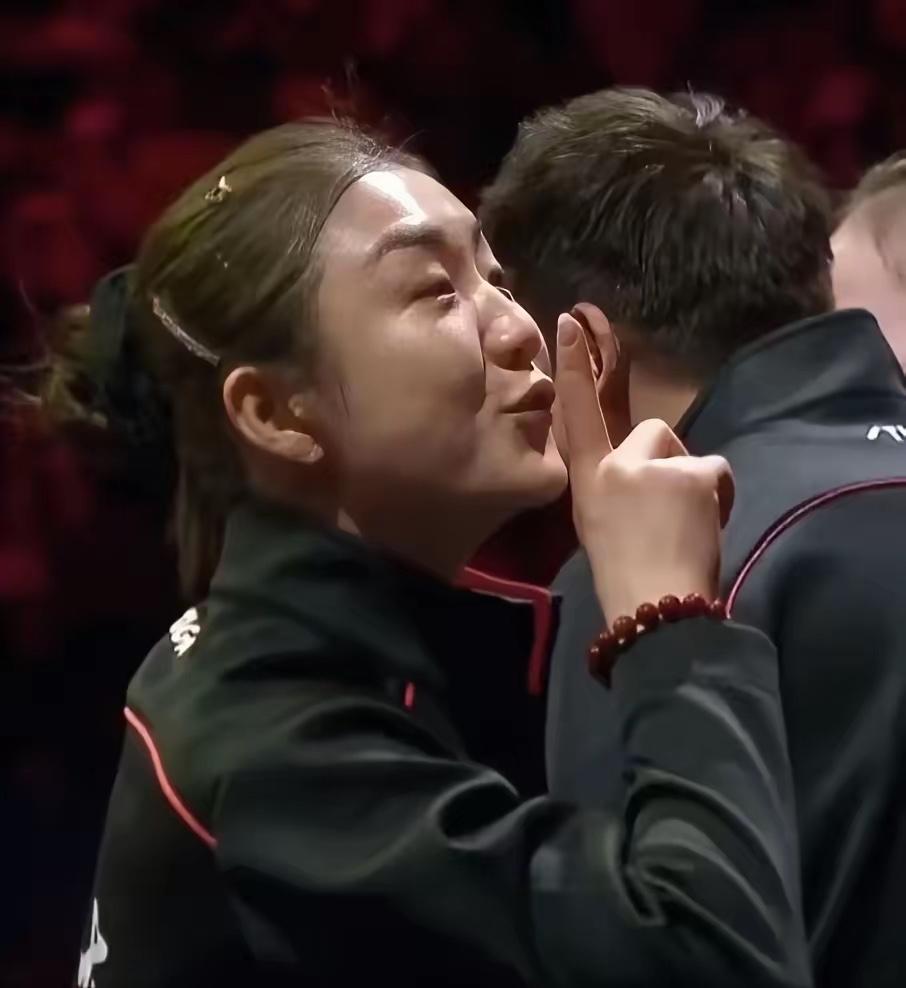 陈梦霸气手势直接让全场喝倒彩的瞬间熄火，山东妹子夺冠后甩出这记眼神杀好比一盆冷水