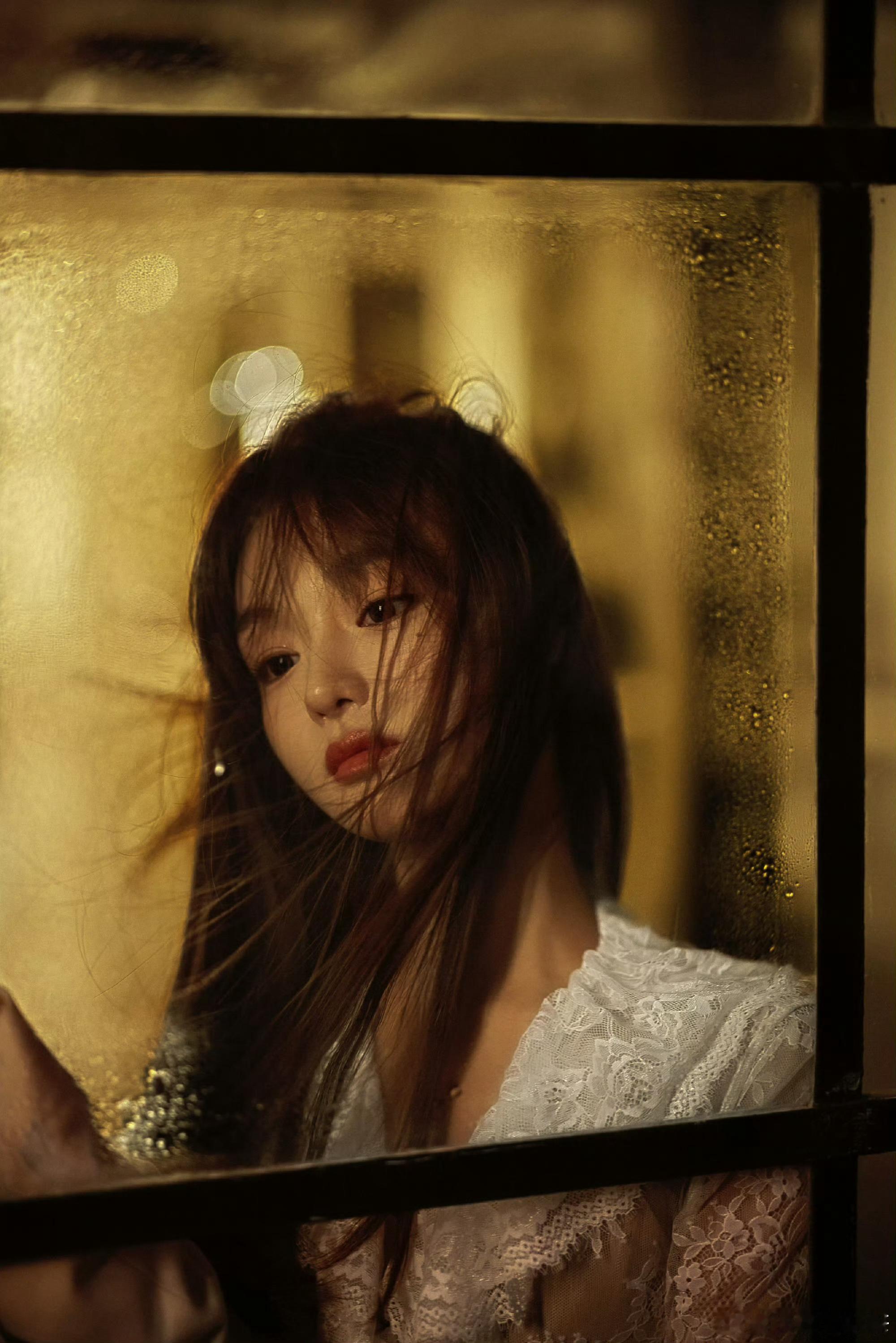 秋冬浪漫天花板！昏黄暖光搭配薄雾质感，静谧画面自带故事感，黄霄雲静立其中一眼沦陷