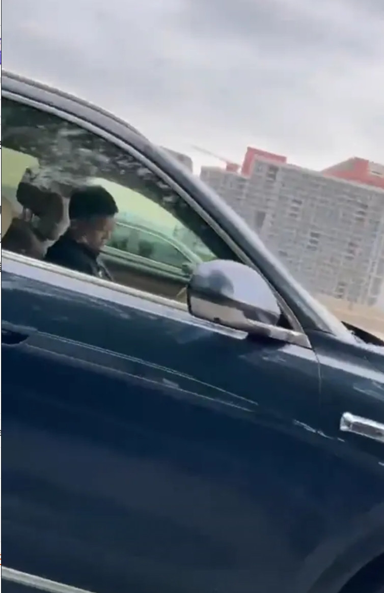 余承东真有亲和力！路上有车友发现了余承东在亲自开车，就激动跟他打招呼，然后余承东