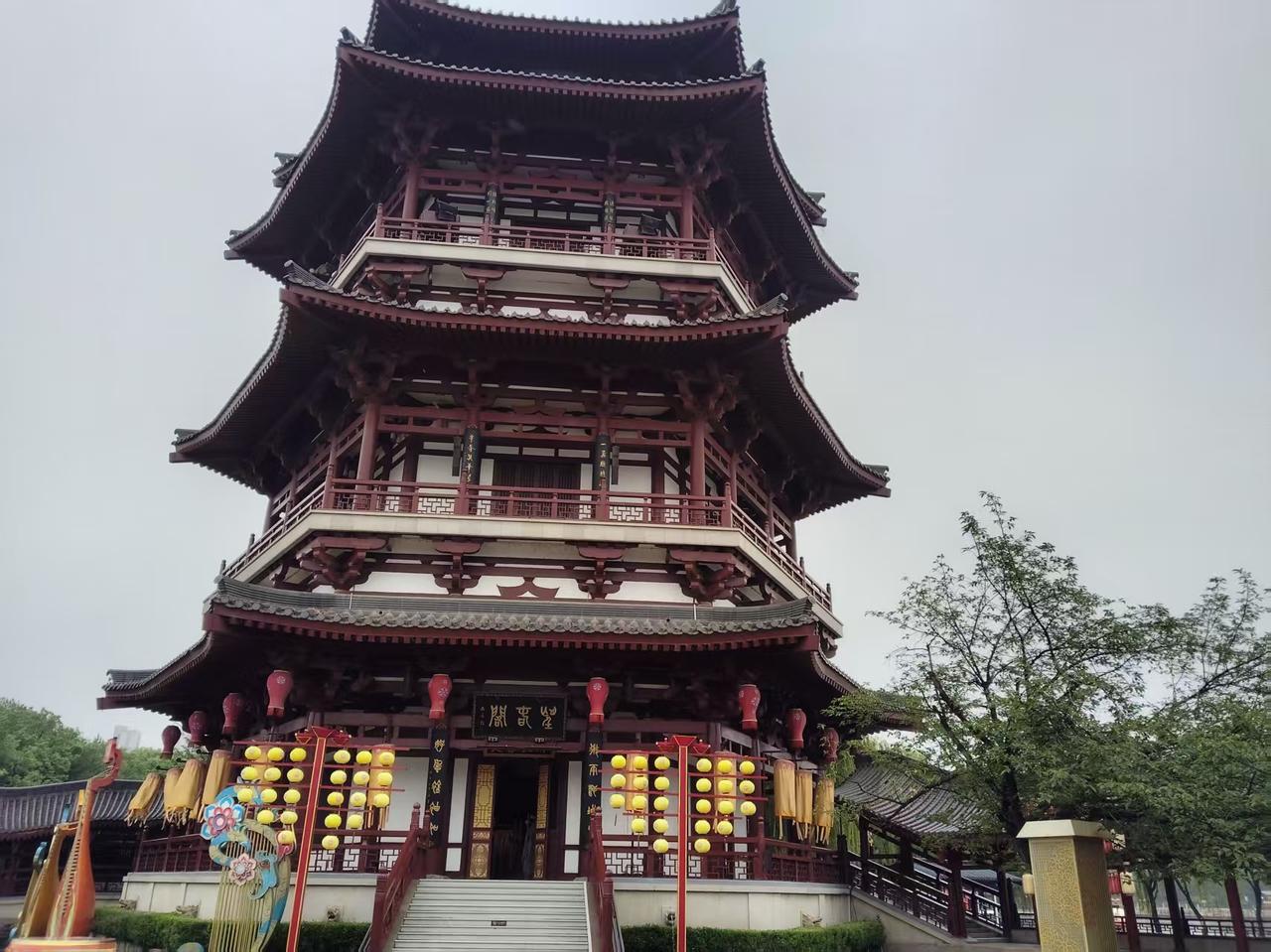 德不配位的皇帝，龙椅都给你甩脸色。公元404年4月1日，桓温的儿子桓玄把司马