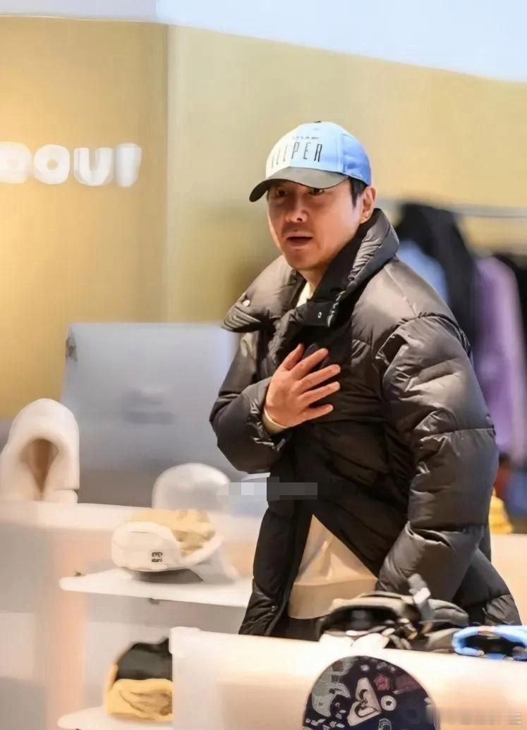 沈腾带着妻儿去阿那亚崇礼滑雪被偶遇，老婆王琦身材发福，看上去比他还壮，但两人看着