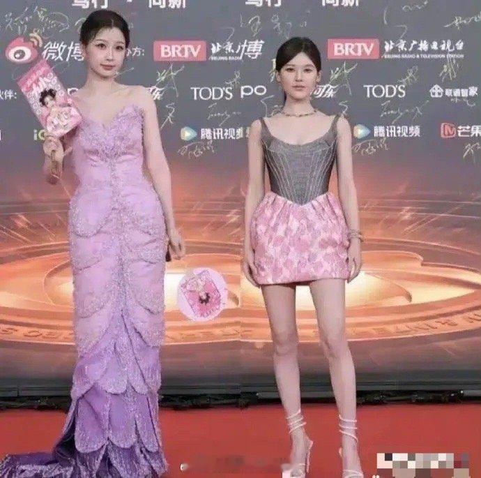 这么对比，虞书欣显得有点大只……