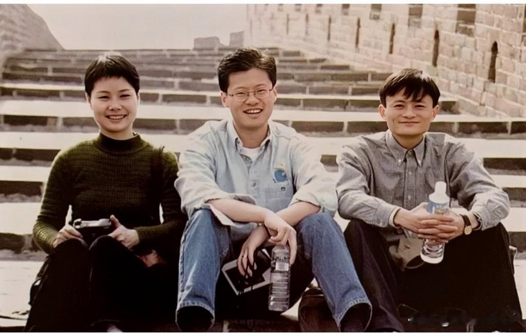 1997年，马云夫妇陪同杨致远游览长城时，留下的美好瞬间。马云当时33岁，自信从