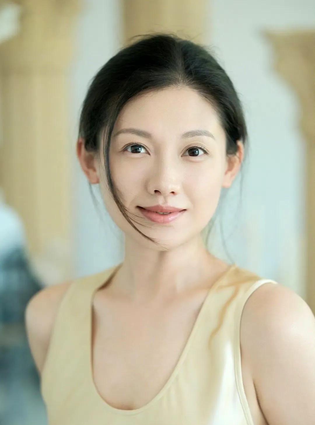缎面轻晃，把松弛揉进光影里。发丝漫卷时，连呼吸都泛着温柔的光。手中的清凉，眼角的