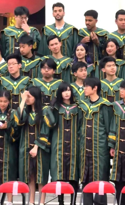 北京理工大学的毕业典礼，黑人，外国人太多了。我实在不理解，我们自己的孩子挤破