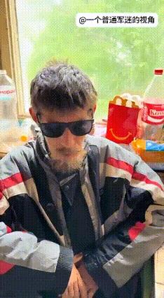 乌克兰记者在敖德萨探访了一名新纳粹武装组织“亚速”营的退伍老兵，他在马里乌波尔的