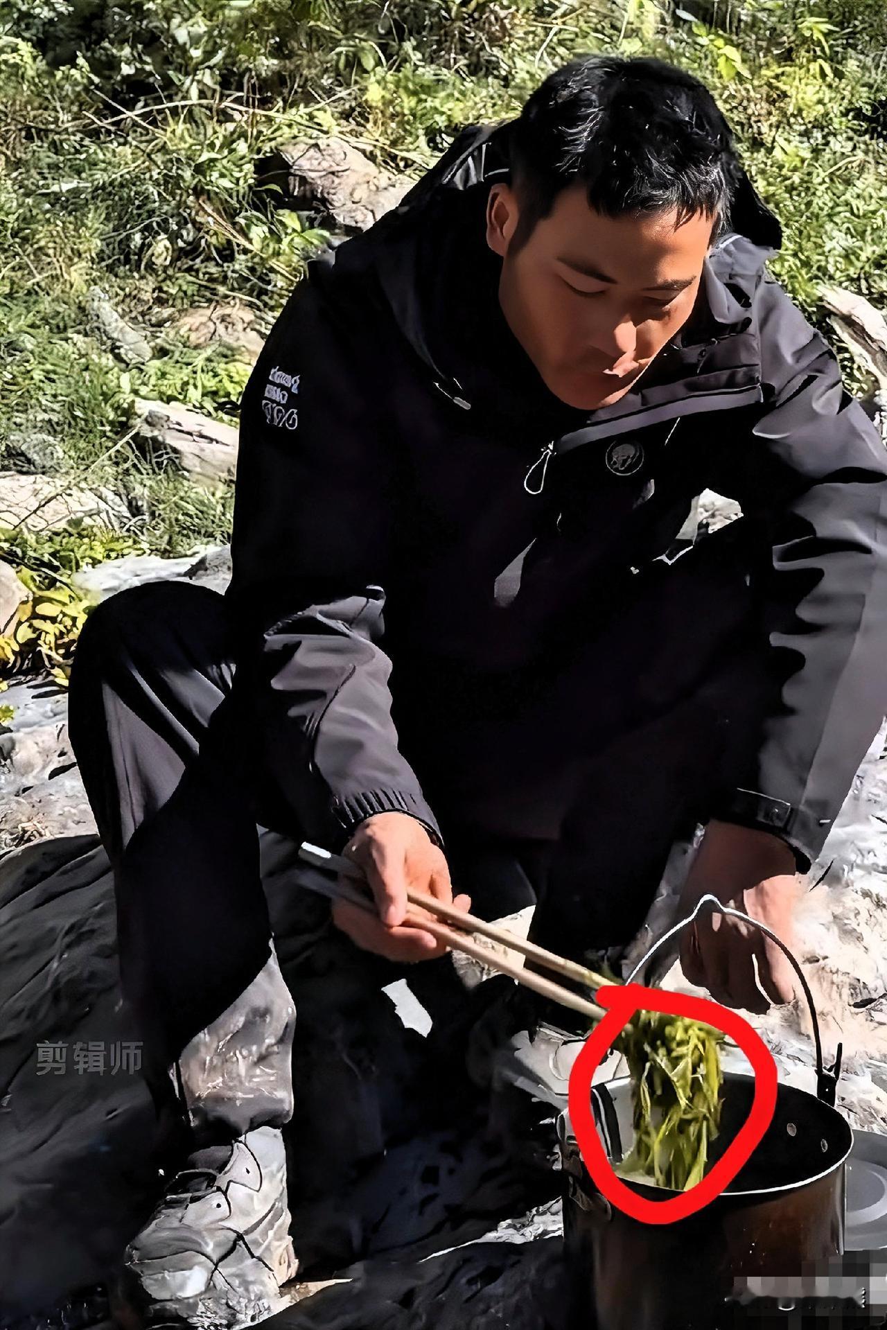 刀疤哥又吃上熟蛋白质了我发现一个细节锅里面的菜人让他给扔出来不少，网友戏称