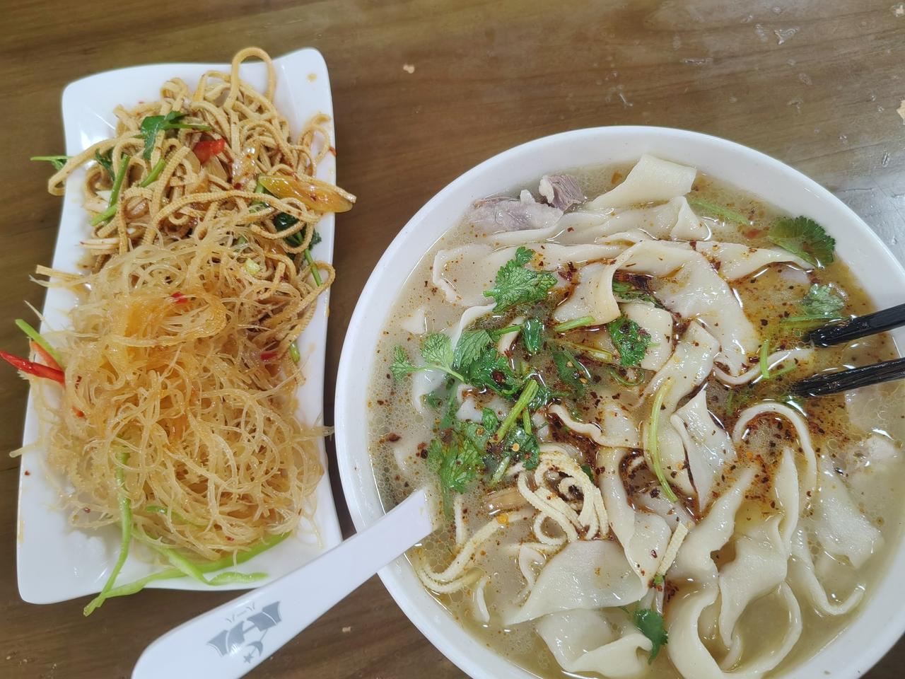 请教河南的宝子们：河南烩面，我这是吃到冒牌的了，还是真的就是这样的？这是拉面和?