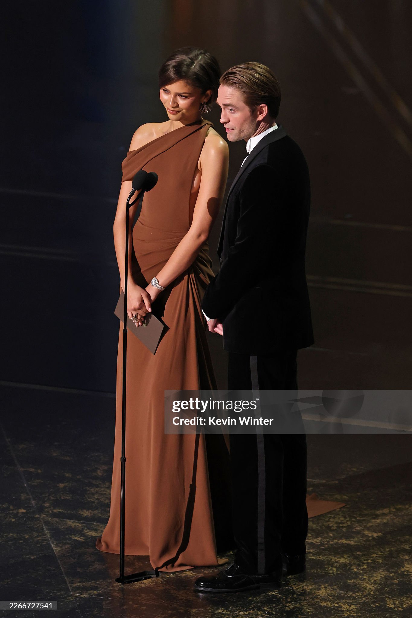 Zendaya与RobertPattinson惊喜现身奥斯卡没走红毯