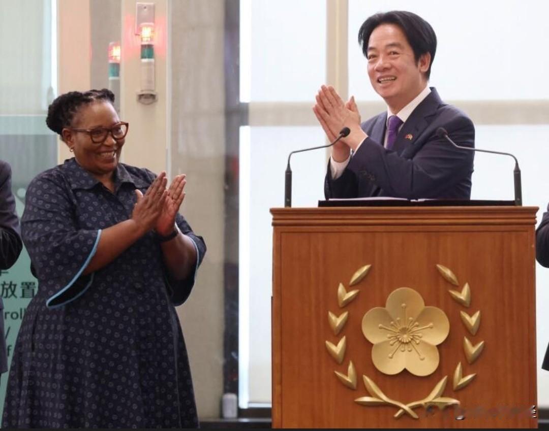 今天（5月5日）上午11点左右，赖的专机顺利落地台北，满面春风在机场开记者会，他