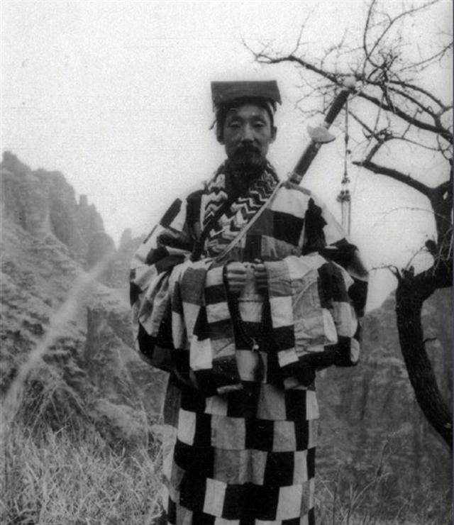 1941年，狼牙山五壮士跳下悬崖时，李圆忠道长在另一座山上恰巧看见，震惊之余，他