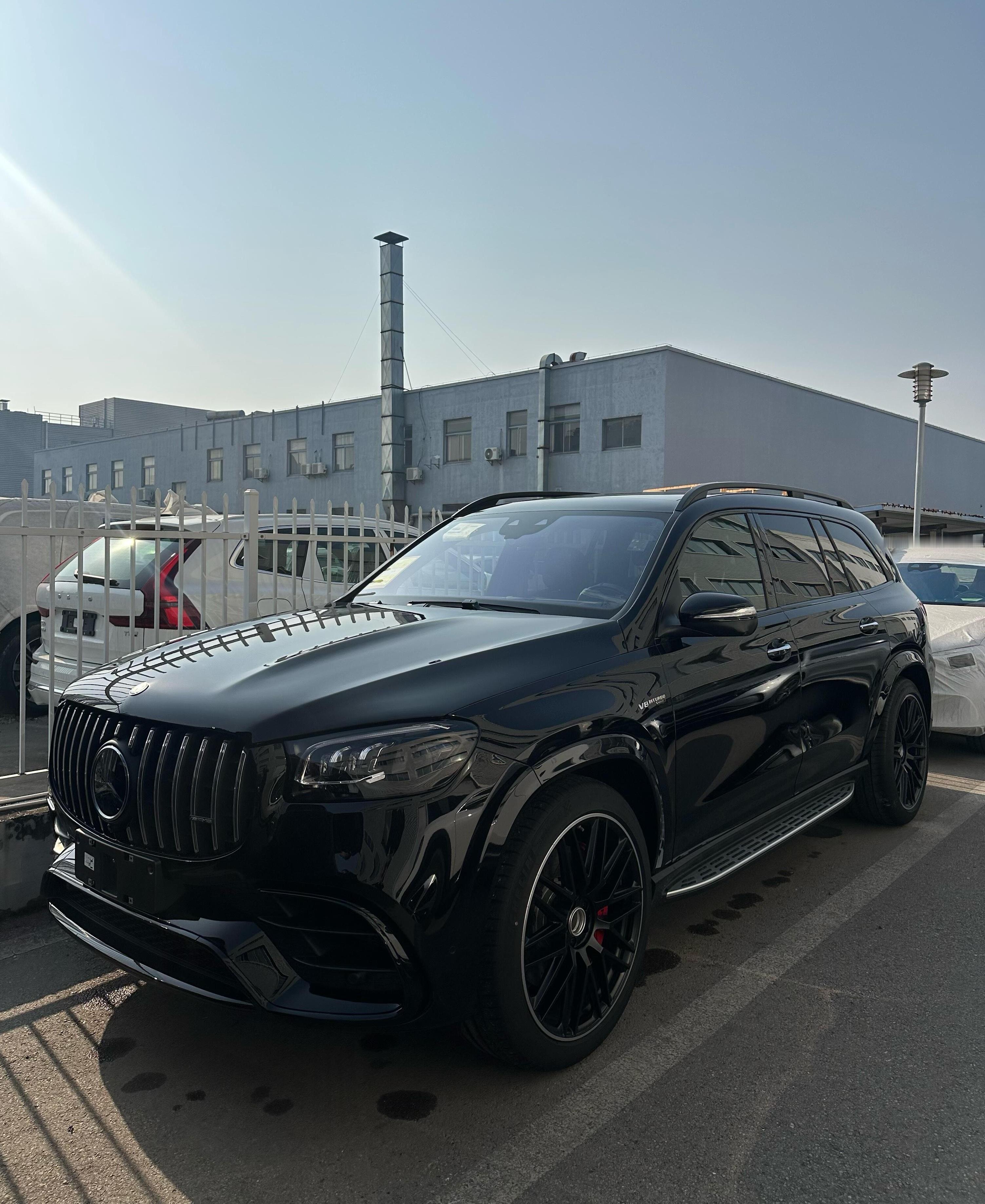 奔驰GLS63AMG现车黑外黑内指导价247.1＋侧踏板9400元生产