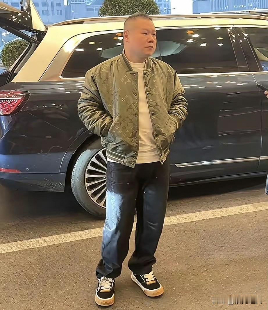 岳云鹏年入过亿是真的？看他搜狐时尚盛典这身行头就懂了！3万的LV夹克上身，840