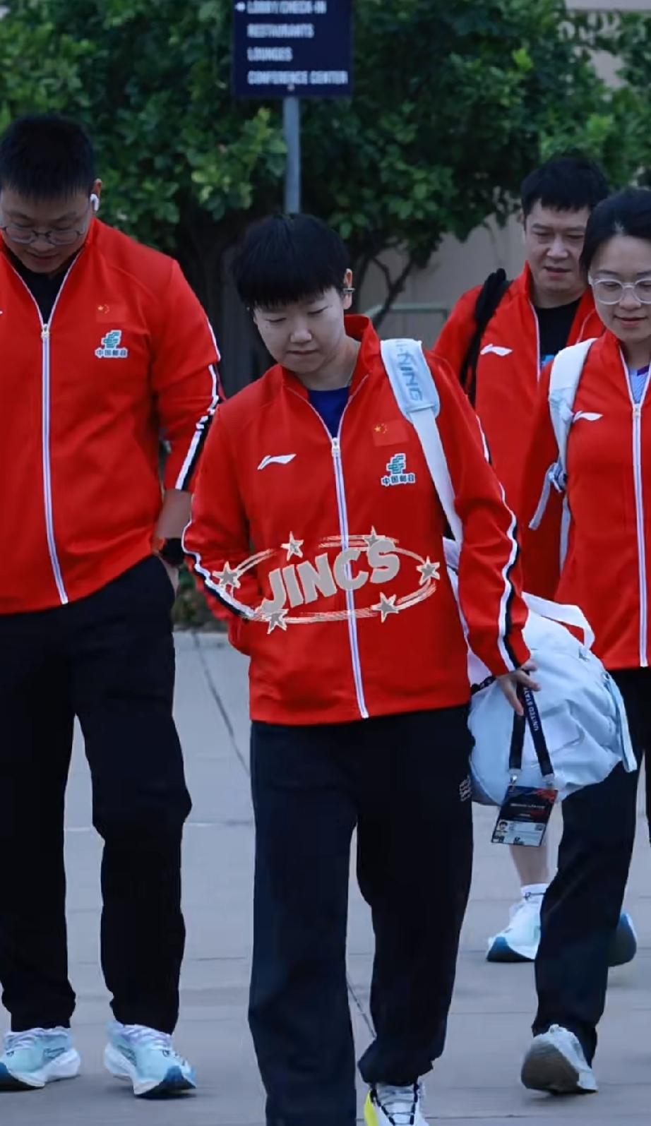 孙颖莎的球迷可以放心了！今日孙颖莎美国大满贯起早备战训练，赶往训练馆的路上，孙颖