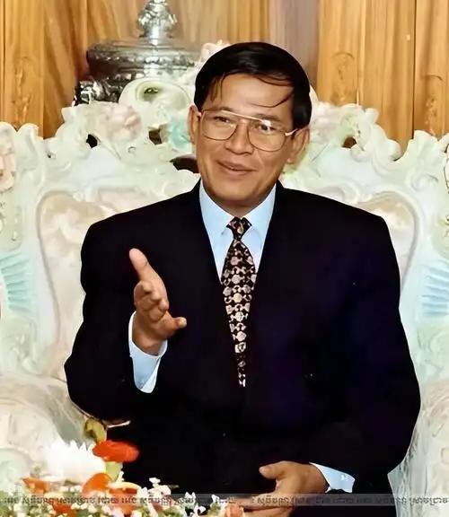 王位不是椅子，是印章！没国王盖章，坦克也只能原地轰油门。洪森一家掌实权三十年，首