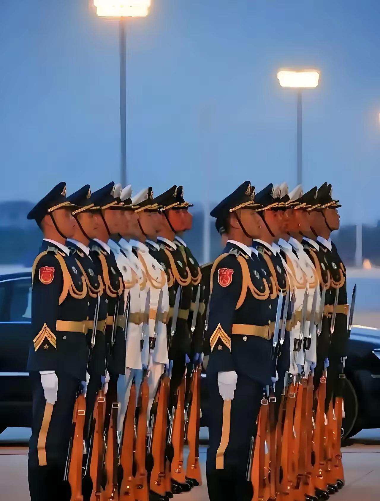 仪仗队现在是兵分三路，一部分去了天津，准备上合组织峰会事宜；一部分去了越南，因为