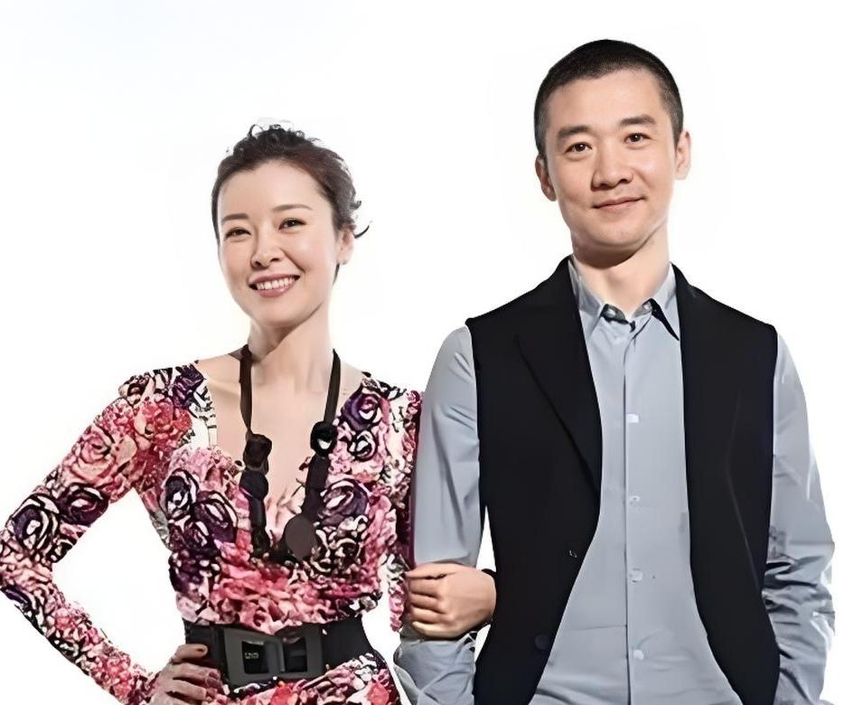 2011年，黄志忠爱上了年轻漂亮的柯蓝，选择与“琼瑶女郎”何音离婚。谁知，黄志忠