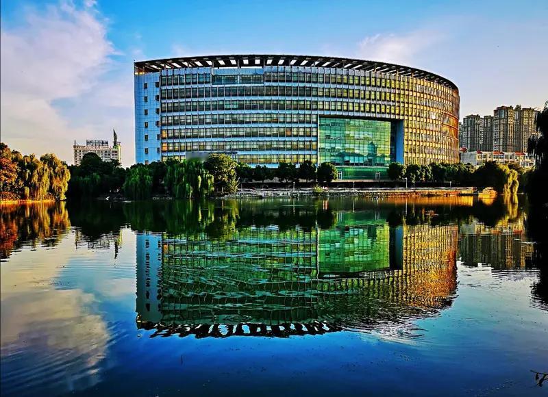 江苏科技大学材料科学与工程学院原教授郭某学术履历造假一事闹得沸沸扬扬。郭某曾任该