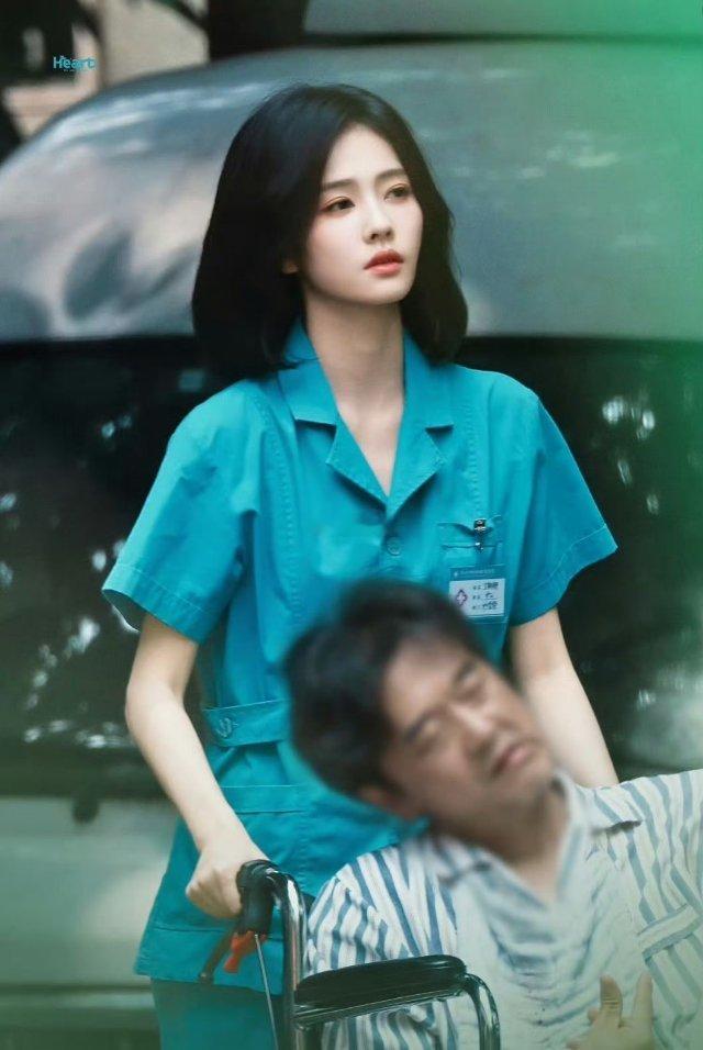 正常来说，白鹿医院护工这个妆造应该把头发扎起来吧？