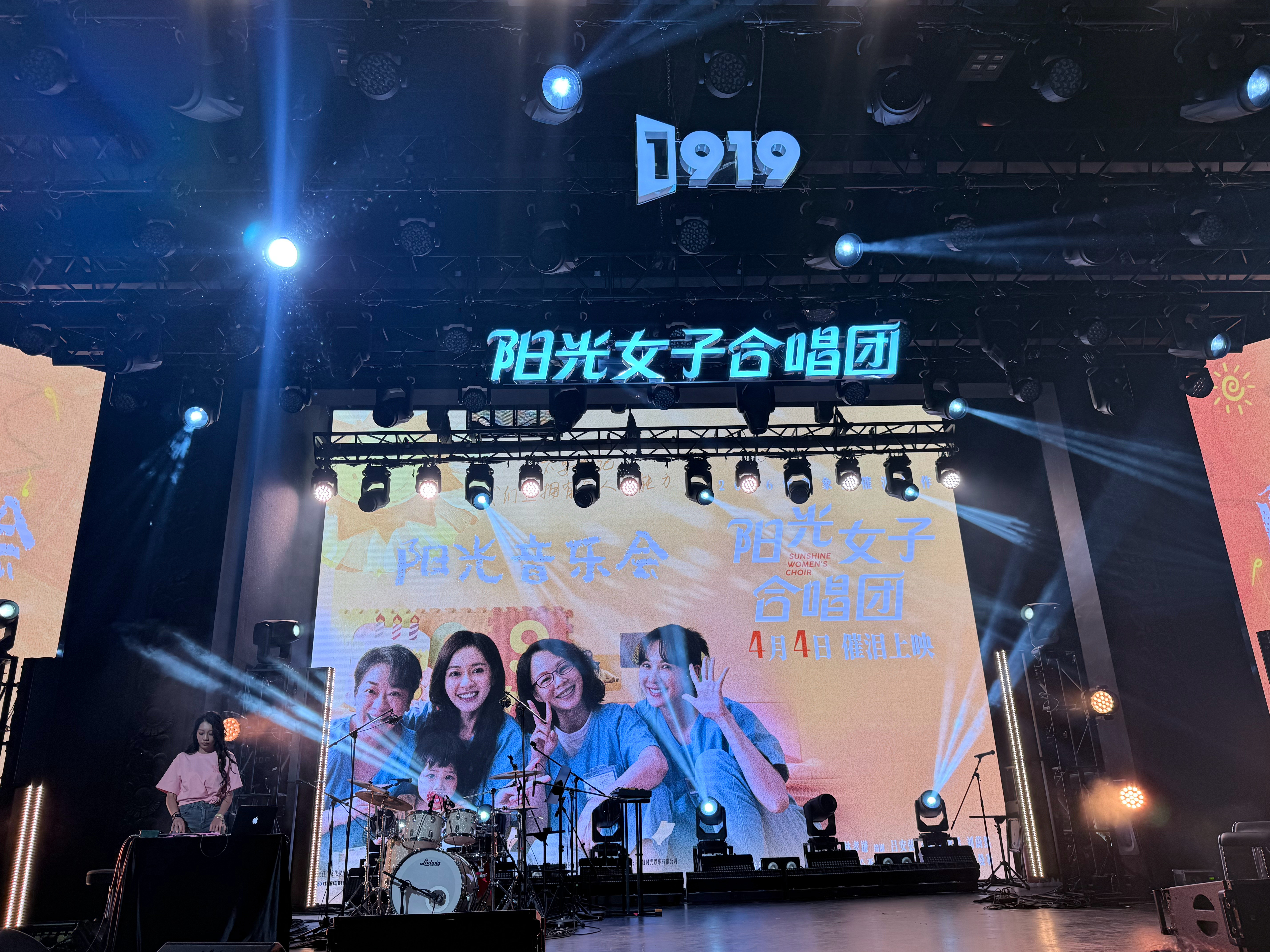 之前就听说过阳光女子合唱团如何在台湾以摧枯拉朽的气势刷新票房纪录，但前方repo