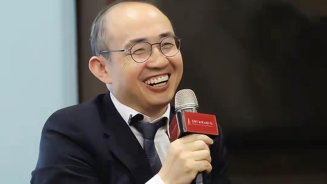 潘石屹真不愧是人精！1963年他出生在甘肃天水贫困村庄，穷得连煤油灯都点不起。但