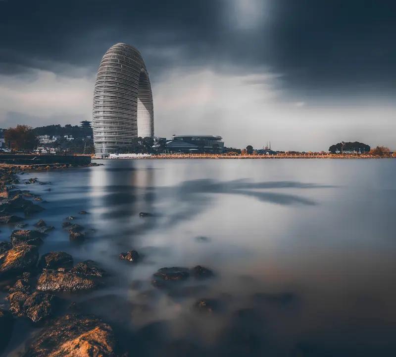 我嫁了一个喜欢我的人，我看上他有钱有车有房。结婚后，我发现他除了肥胖矮的缺点，