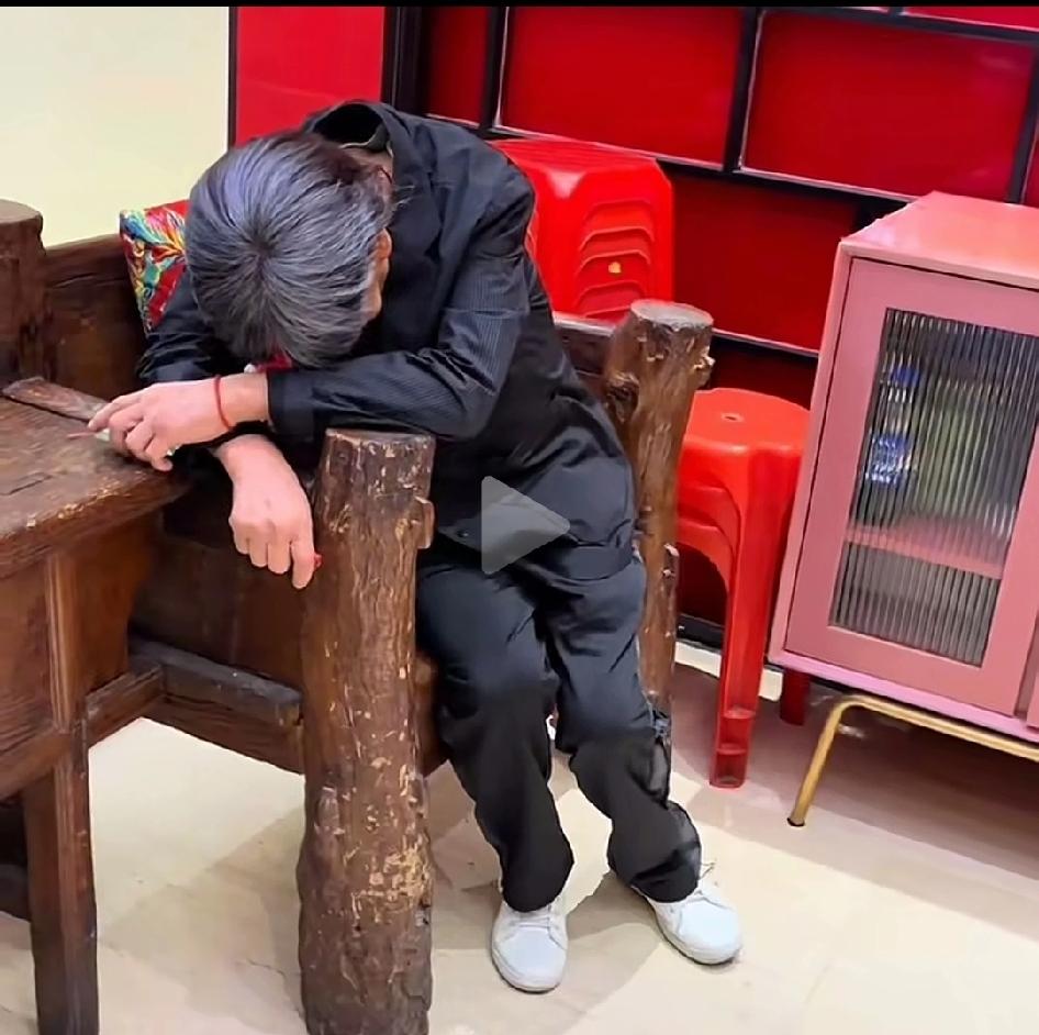 梁小龙1月14号离世，1月18号早上其账号还在发视频，是不发不行吗？视频里的梁