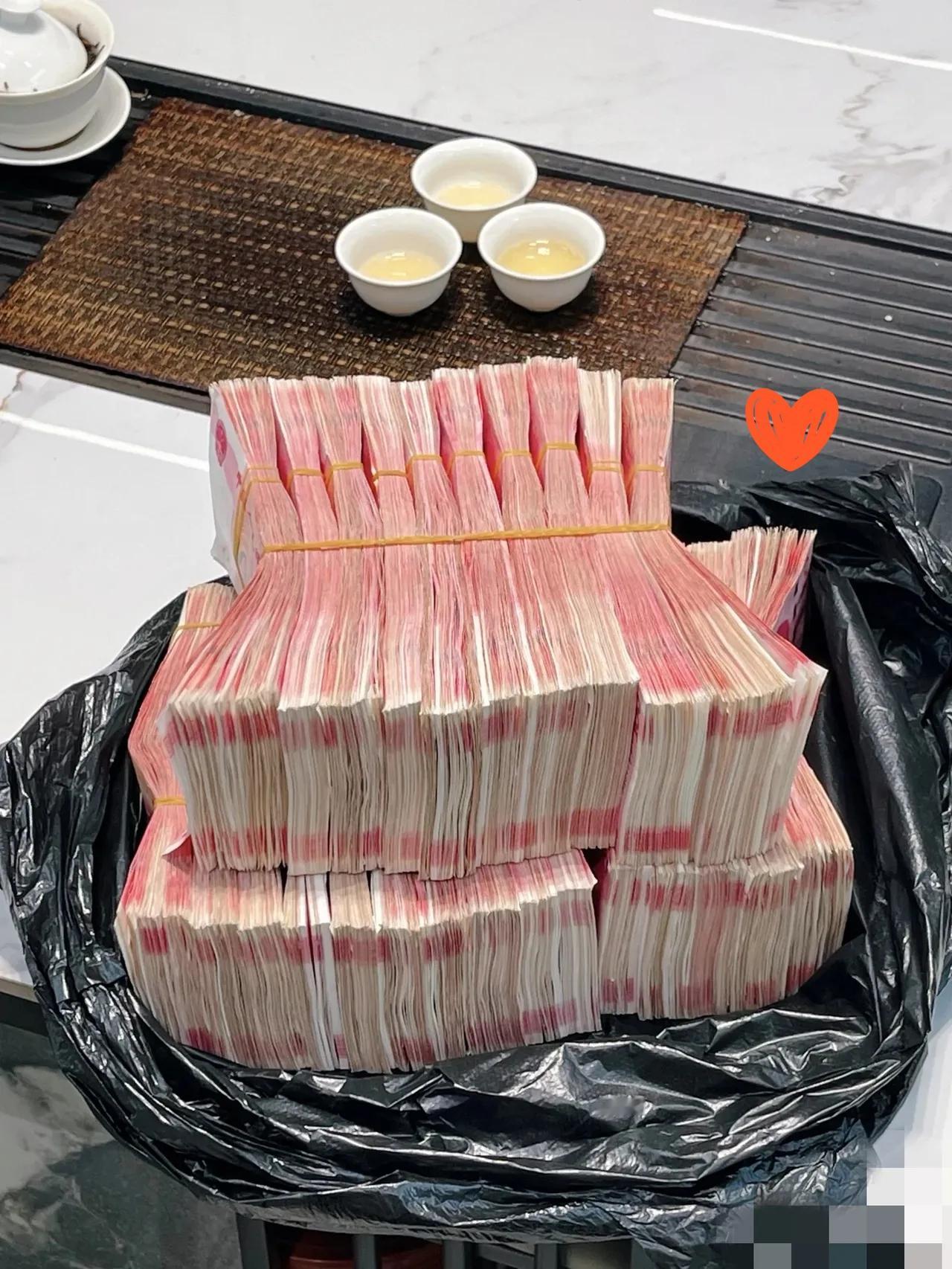 我叔叔在工行上班，让我奉劝大家，从现在开始，哪怕再有钱也千万别去买黄金了，