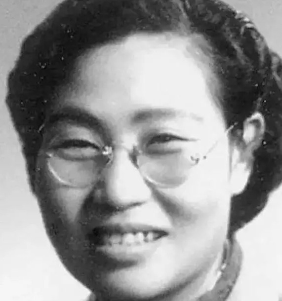 1943年，37岁的许世友在新婚之夜，对着19岁的新婚妻子说了一句话后，拔枪对准