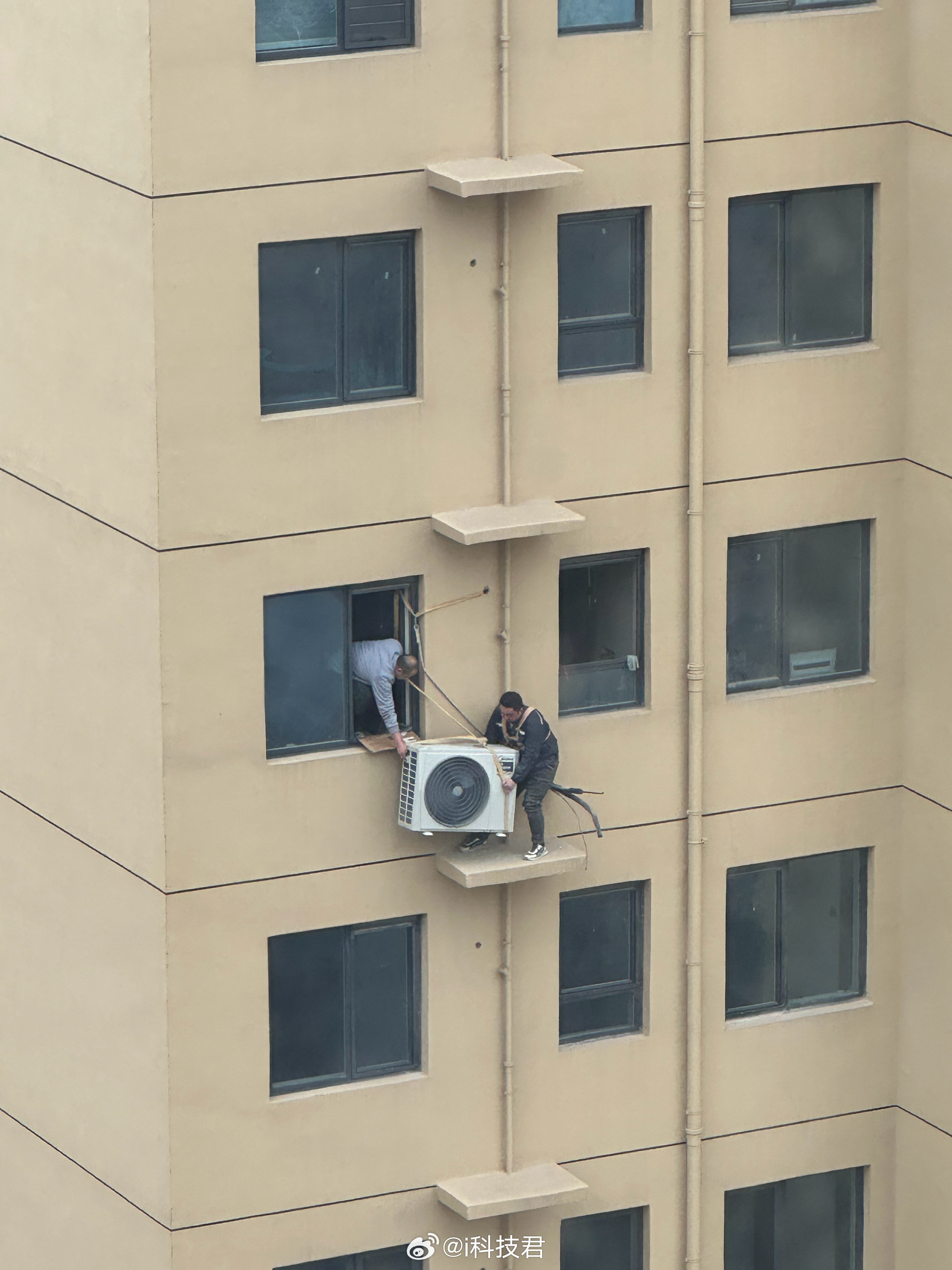 一般安装空调，一台空调的高空作业安装费是100块钱，开始觉得还挺贵，但是看完别人