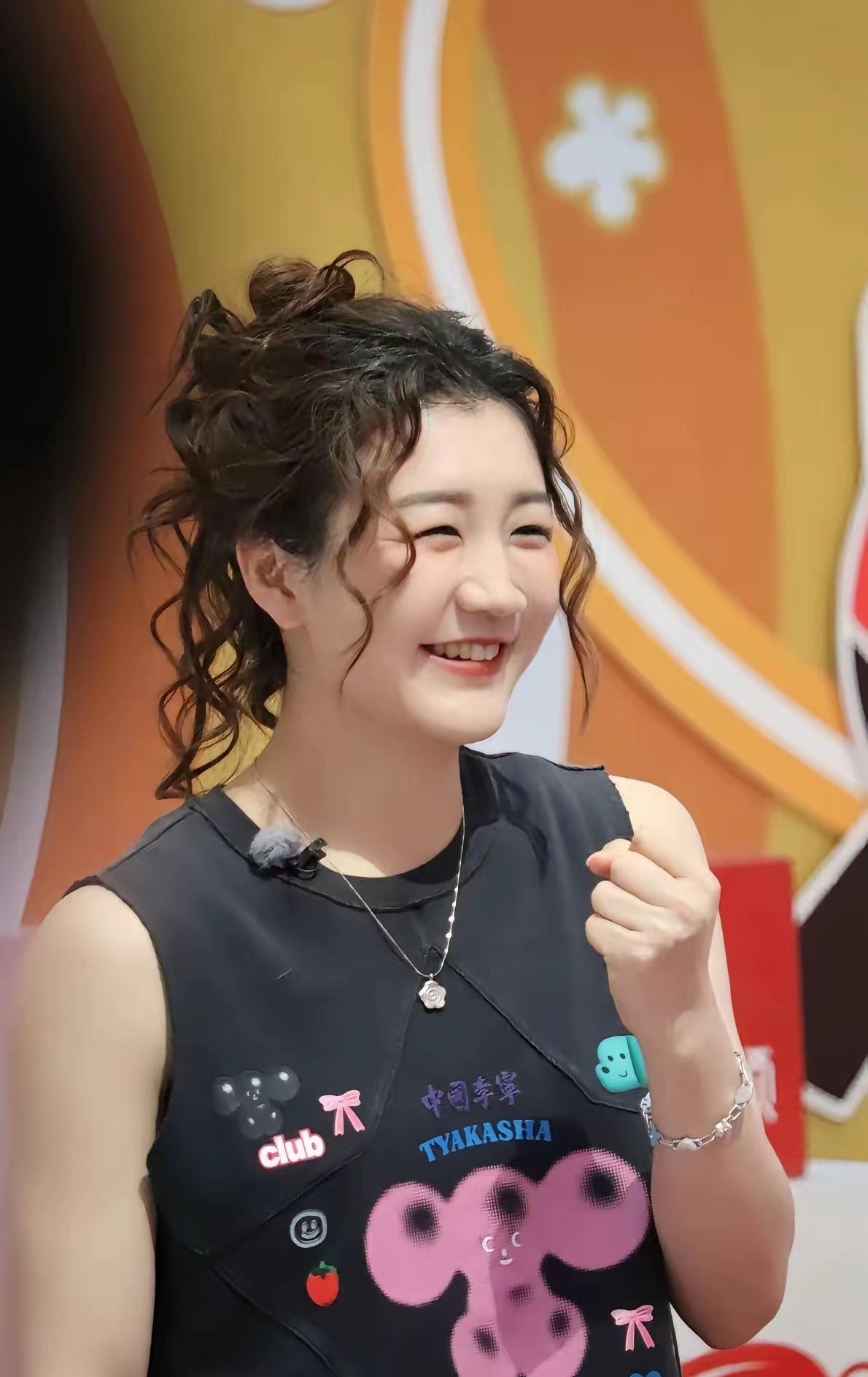 6月28日，陈梦又上热搜了！这次她的新发型很抓眼球，一头烫卷发，与之前的造型迥然