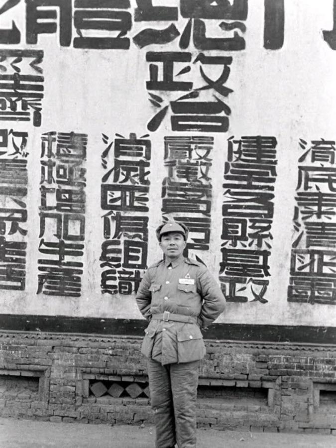 解放战争时期的国军，图一是哪位将领呢？老照片