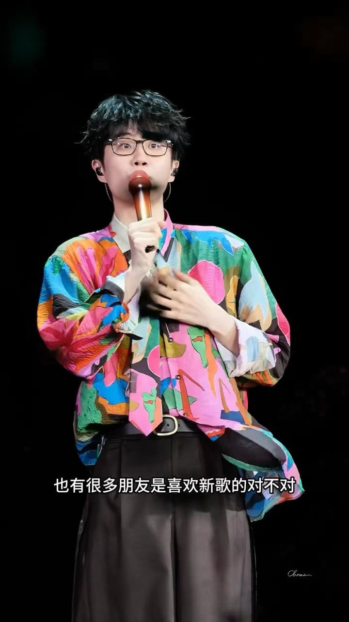 许嵩说十年后不一定还在唱歌哈哈哈哈许嵩和粉丝的对话怎么像亲朋友聊天一样！一句“