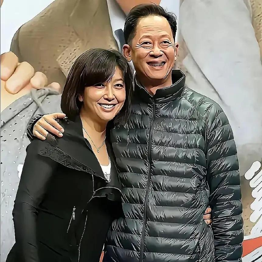 江珊忘词，全场死寂。眼看就要酿成播出事故，王志文只用一句台词就盘活了全局。这