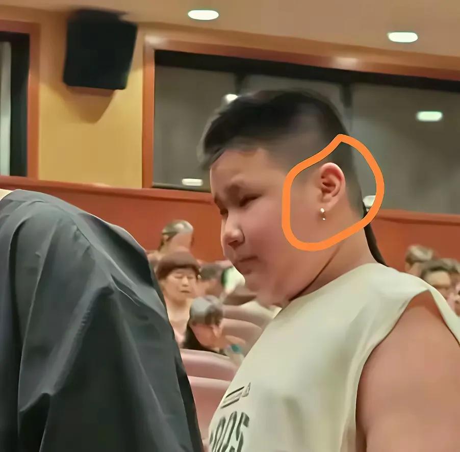 我就好奇了只要在综艺里老郭的言谈举止里都在说自己有多有家教对郭麒麟也是严苛到