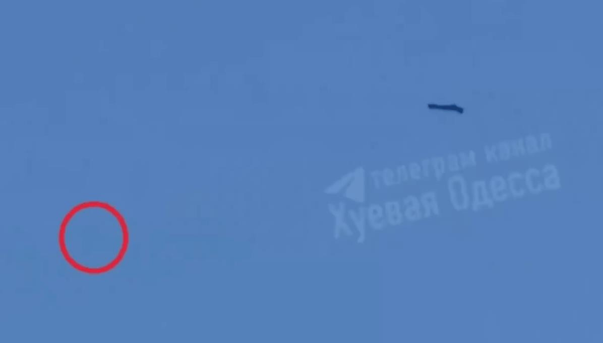 堪比防空导弹！首次有图像证实，乌克兰使用拦截无人机成功击落了俄罗斯的无人机！据