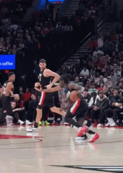 杨瀚森做完这个手势，也痛失韩国市场了！对阵雷霆的比赛，霍乐迪中投命中，杨瀚森