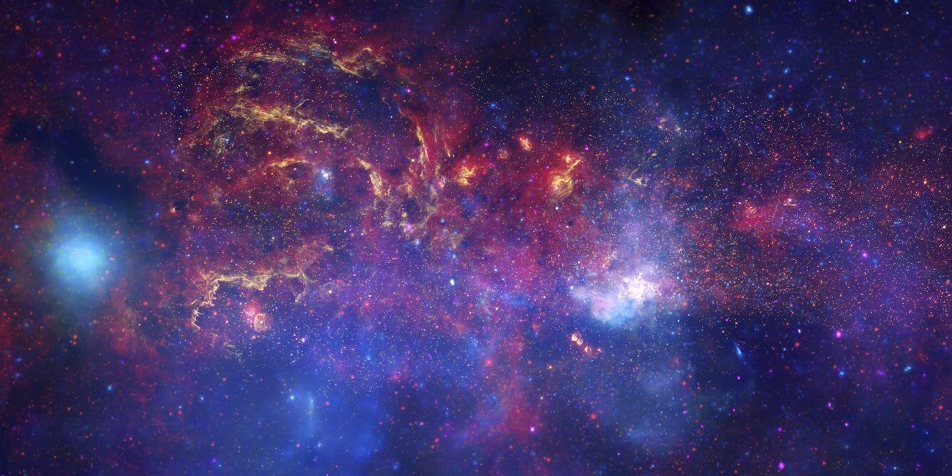 我们头顶的银河系正在倾斜。字面意义上的物理倾斜，整个星系的盘面像一艘被撞过的巨轮