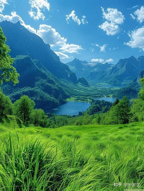 上联：青山不煮凄凉句，下联：绿水长吟白在诗，下联：祥云漫卷逍遥赋。