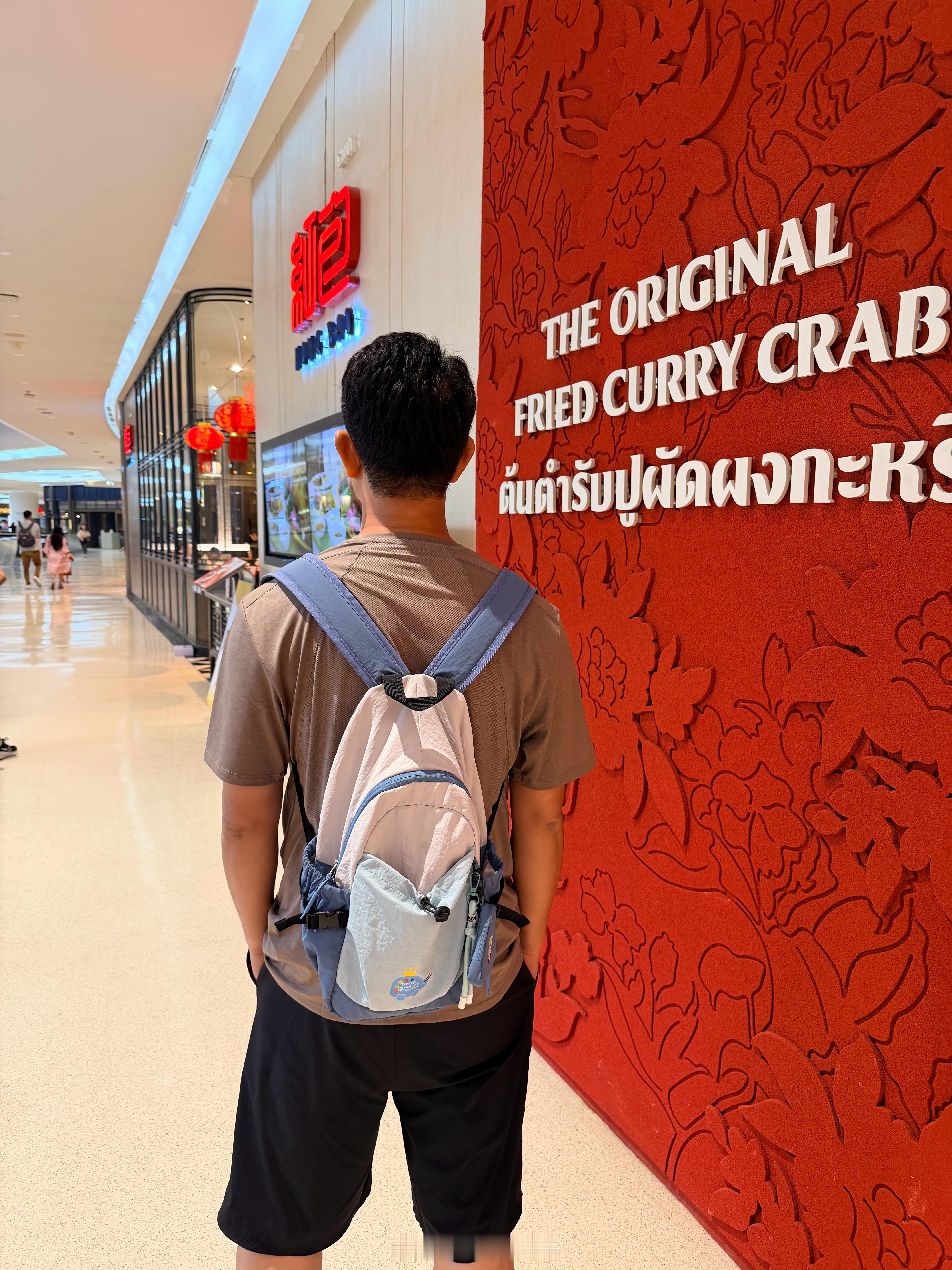 我一个大老爷们儿出国也是越低调越好尤其是治安一般的国家名牌衣服、包、手表一律不出