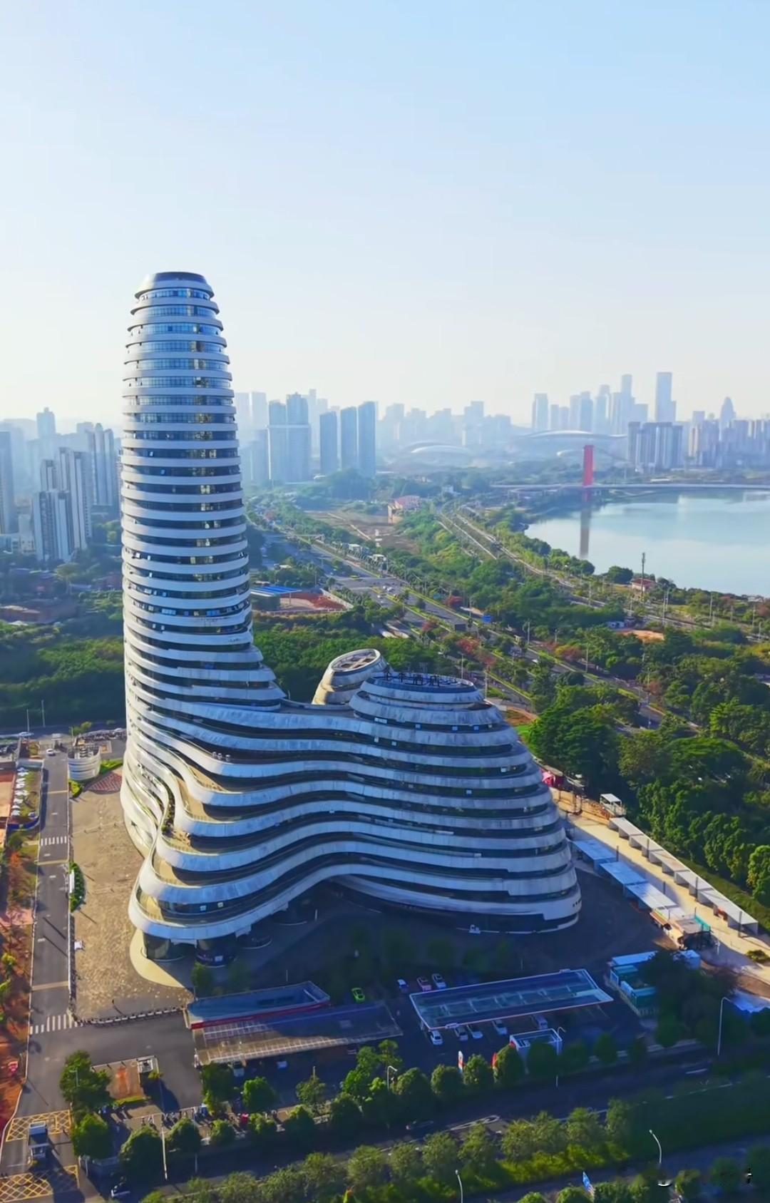 最近广西的这栋魔性大楼又被人热议了，原因竟然是因为这个独特的造型被“嘲讽”了一番