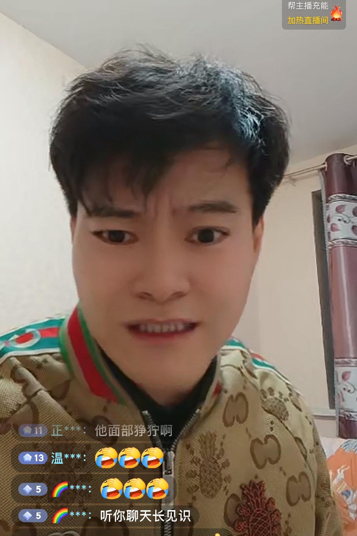 小峰说，“伦巴一米八多，现实中我们两个站在一起，找他的都是穿旗袍的，找我的都是黑