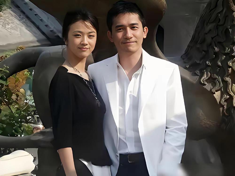 你以为汤唯是下嫁韩国？我告诉你，她那哪是结婚，分明是在被封杀后，一个人杀