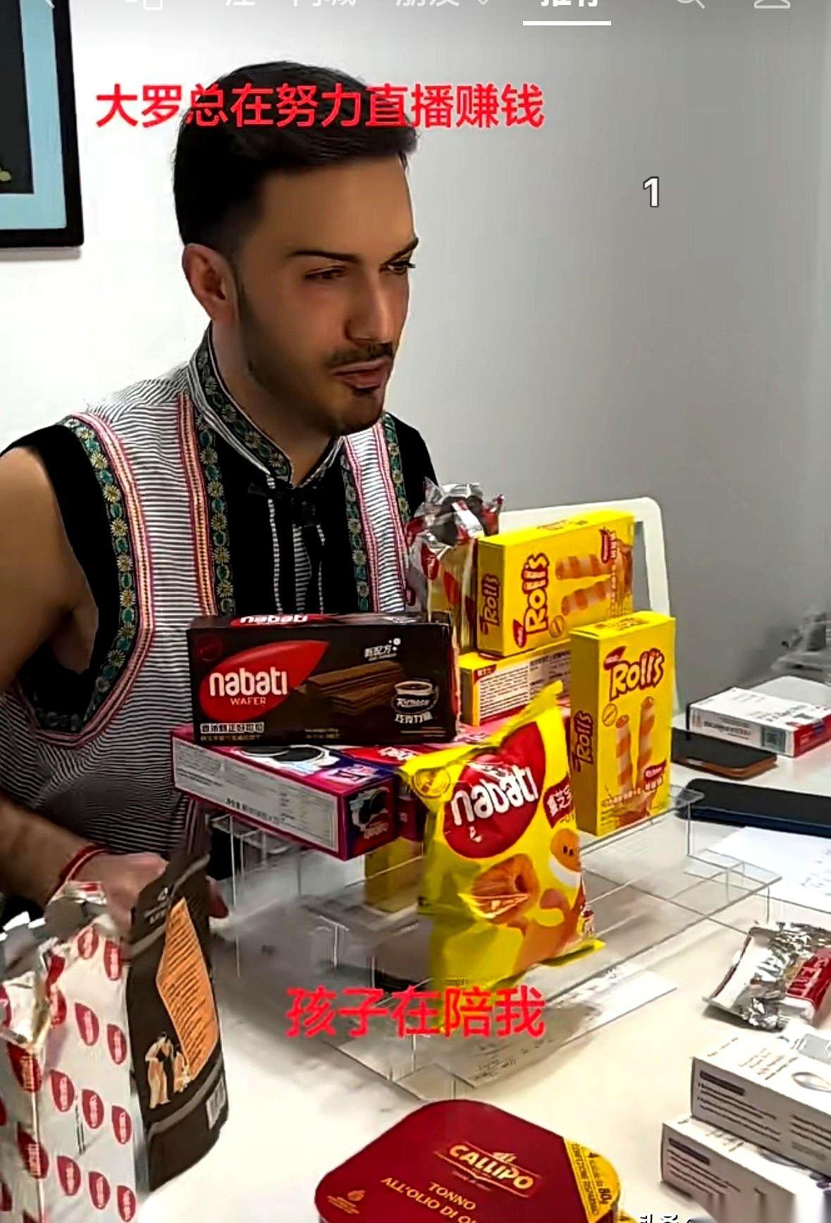 最扎心的是，据说这孩子一出生，亲妈就嫌他来得不是时候。看了一眼，转身就要走。